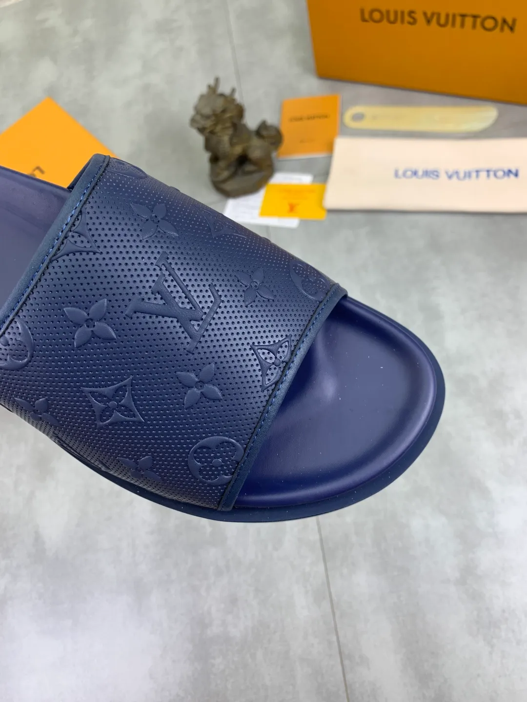 Men's shoes 💰P300💰【New style】🆘 Original quality 【LOUIS VUITTON】The popular Louis Vuitton LV men's slippers on the official website are on sale simultaneously! Original fabric imported from Italy, original factory special supply, code number: 38-44 (45 customized), many colors available
